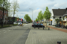 900981 Gezicht op de Amsterdamsestraatweg te Utrecht, uit het zuidoosten, met rechts de huizen Amsterdamsestraatweg 699 ...